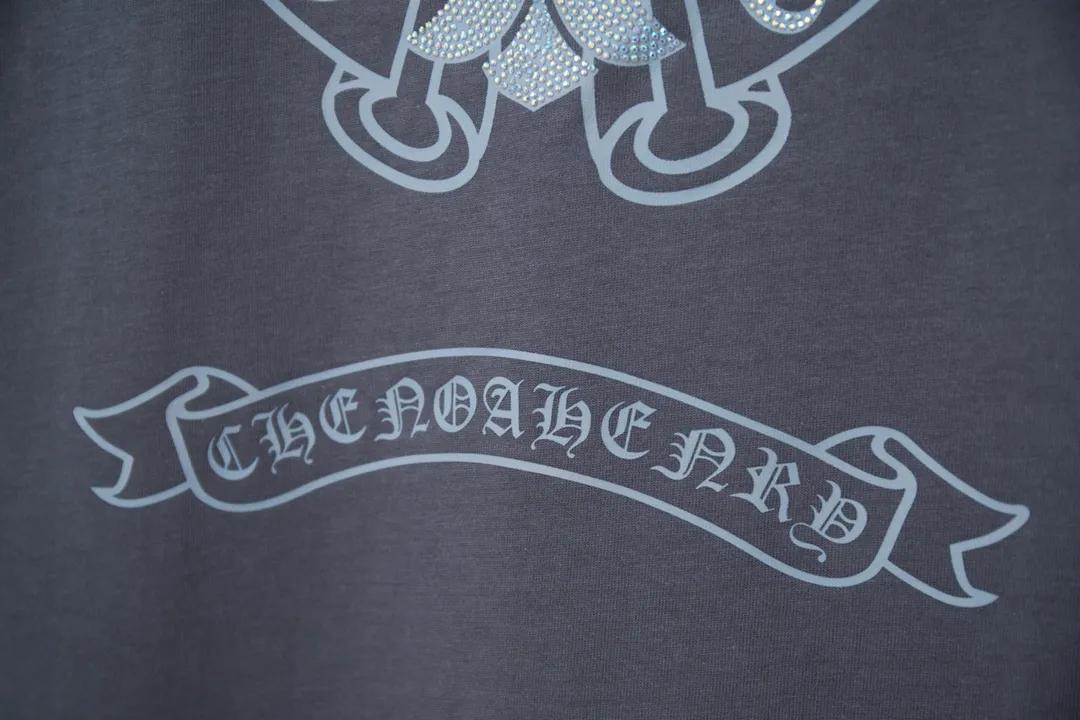 🅿️190 Ch*ome Hearte 25SS early spring new style Crow heart graffiti printed hot diamond short sleeves Light luxury essential item for daily commuting for men and women Correct version Welcome to compare Detailed features · 320g 100% pure cotton double yarn jersey fabric · Custom dyed in the same cylinder, special thickened 32 pieces double-strand 1X1 thread · Digital direct printing ➕Imported Australian pearlescent diamonds · Double needle stitching and cross-stitch technology · Original main mark, washed tag, brand moisture-proof paper packaging Color: black/white/rose red/grey Size: S/M/L/XL